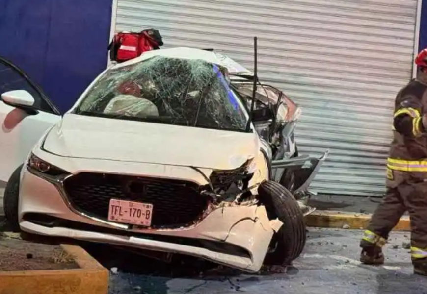 Accidente En Monterrey Deja a Dos Jóvenes Atrapados En Su Vehículo - Vecinos Unidos