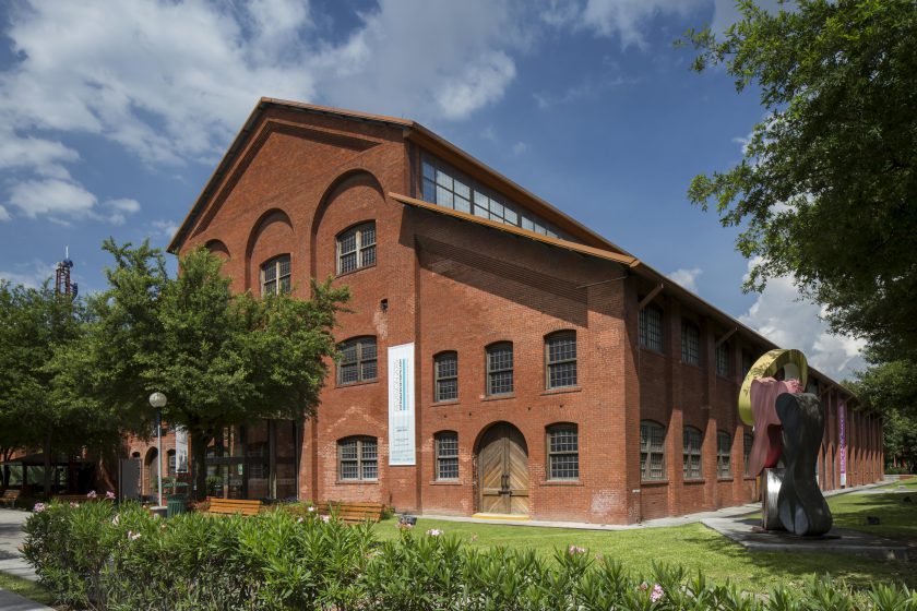 - Vecinos Unidos Conarte Es Un Recinto Donde Lo Politíco No Debería De Entrar, Sin Embargo Ahí Estuvo En Una Platica Con Mike Flores Adela Micha.