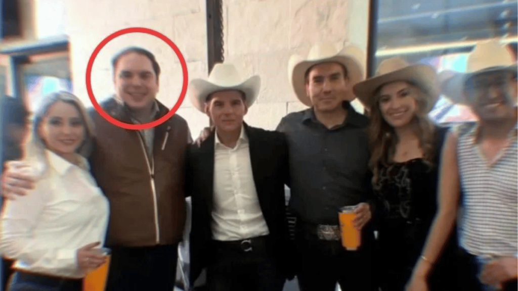 Mike Flores De Mc Junto Al Juez De La Tía Paty En Su Fiesta Privada De Cumpleaños