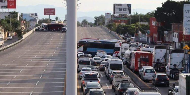 Bloqueos De Transportistas En Las Carreteras De México - Vecinos Unidos